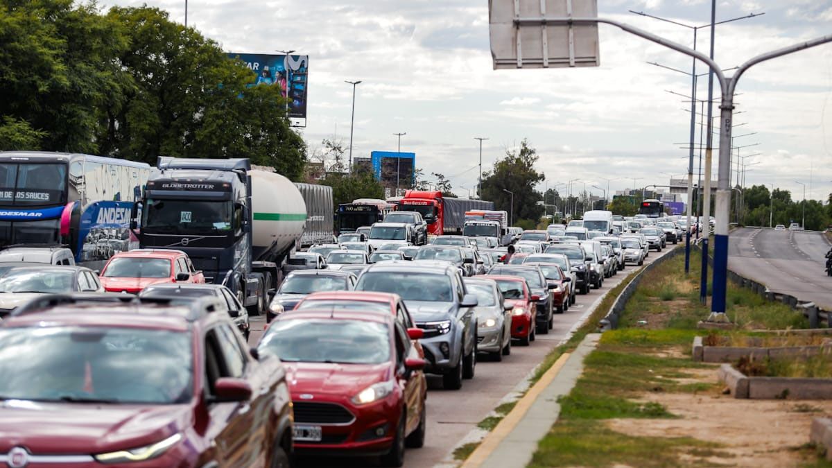Un accidente y un camión parado complican el ingreso por el Nudo Vial