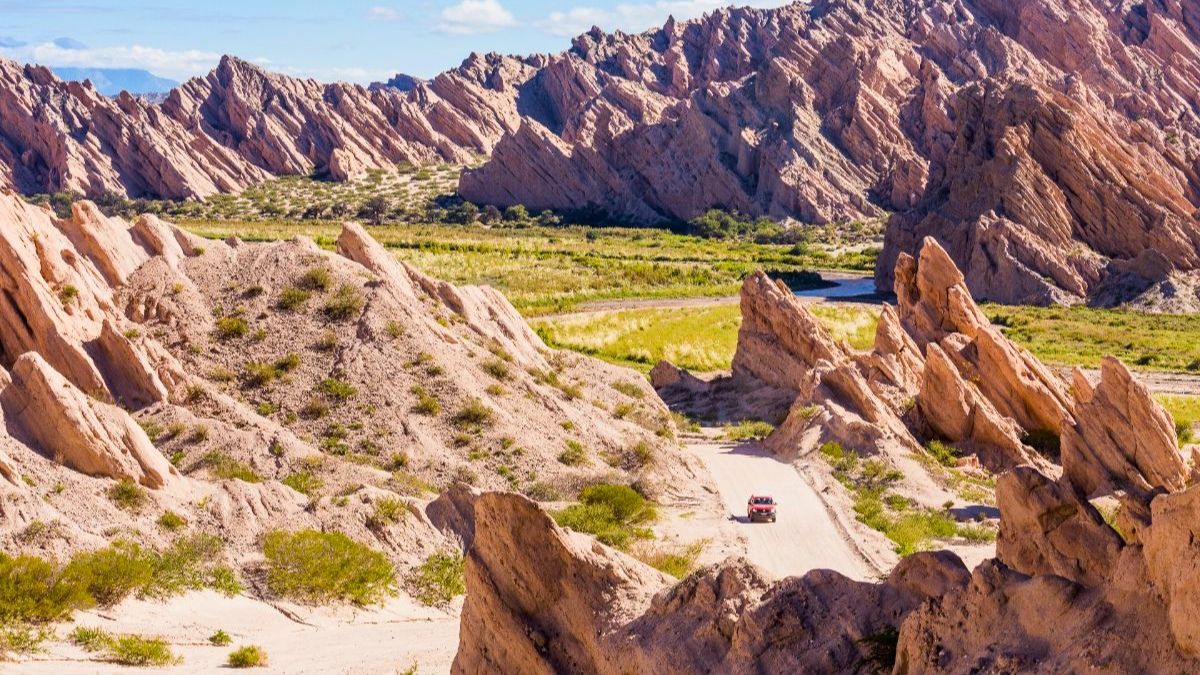 El pueblo salteño tiene un extenso cañón. El pueblo salteño tiene un extenso cañón.