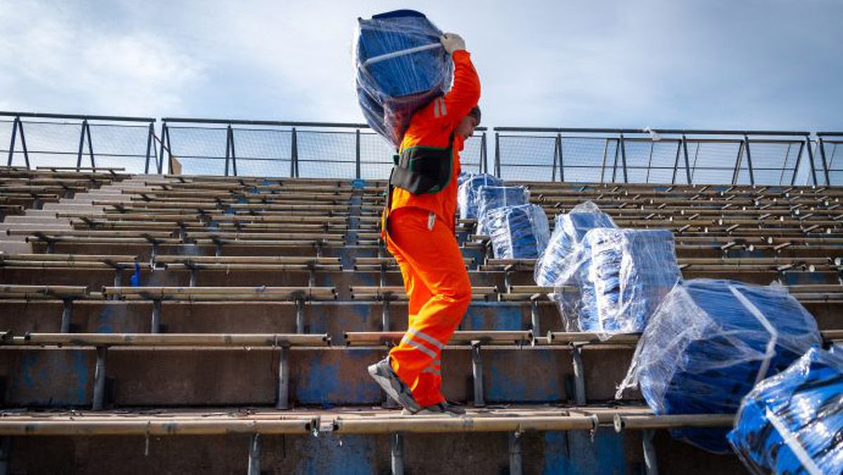 Ya comenzaron los trabajos para reemplazar las butacas de la platea descubierta del Malvinas Argentinas.