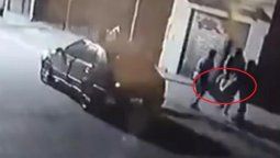 Captura de video. Aquí se ve cómo sacaron a Flores del domicilio.
