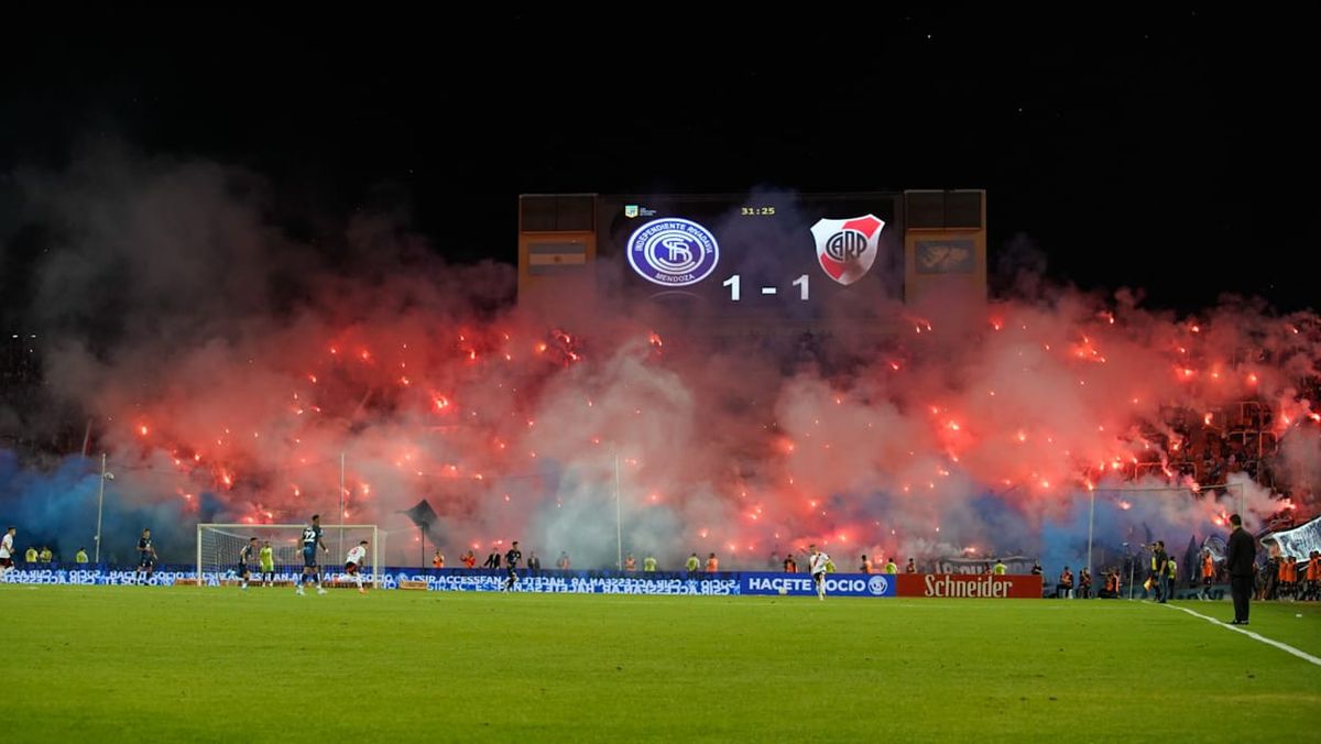 La hinchada de Independiente Rivadavia volvió a hacer una fiesta en condición de local en el Malvinas Argentinas.  Foto: Axel Lloret/UNO.