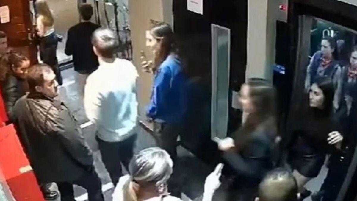 Video: 10 jóvenes quedaron encerrados en un ascensor con capacidad para cuatro personas