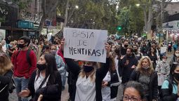 La marcha del SUTE por las calles de Mendoza el 21 de febrero. Este lunes vuelven a discutir con miembros del Gobierno.