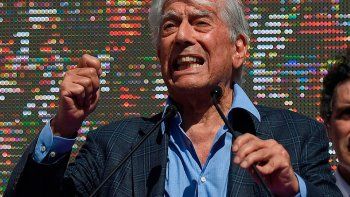Un Nobel en apuros: Vargas Llosa se cayó en su casa en Madrid