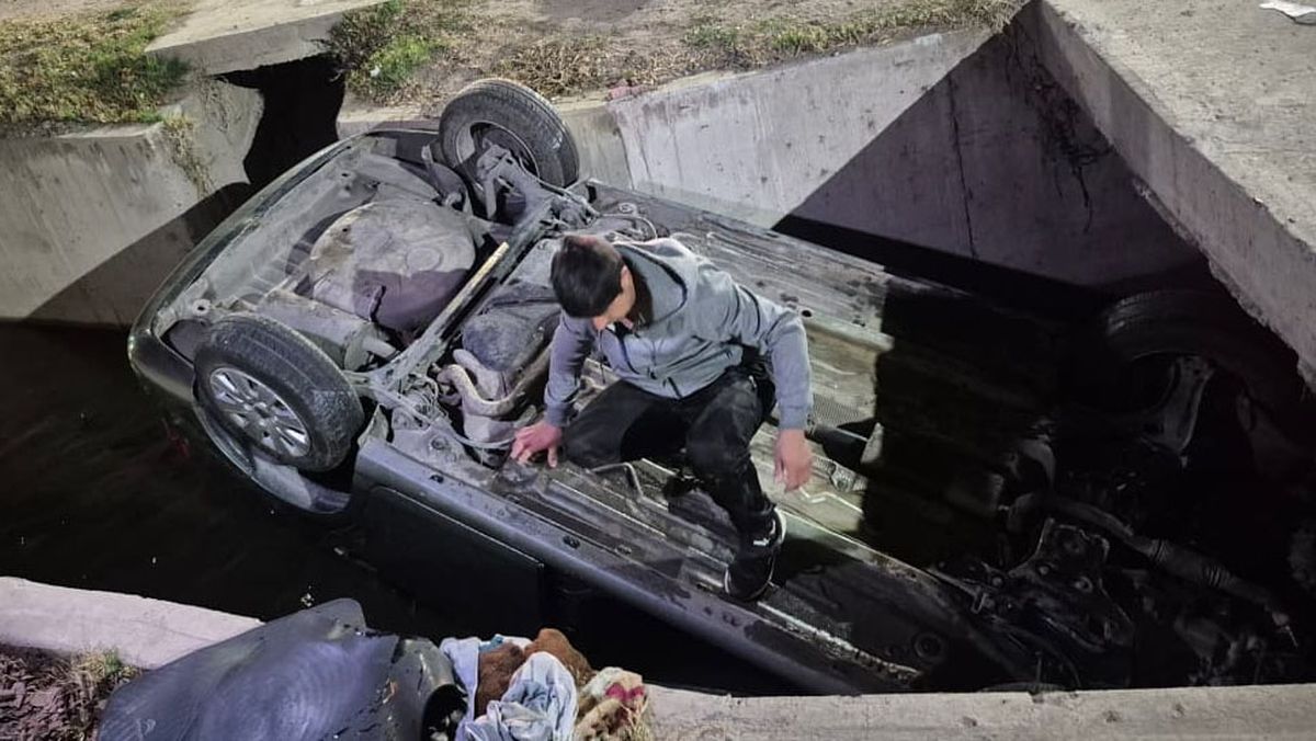 Las víctimas del accidente resultaron con heridas leves pese a haber caido a un zanjón con agua en Guaymallén. 