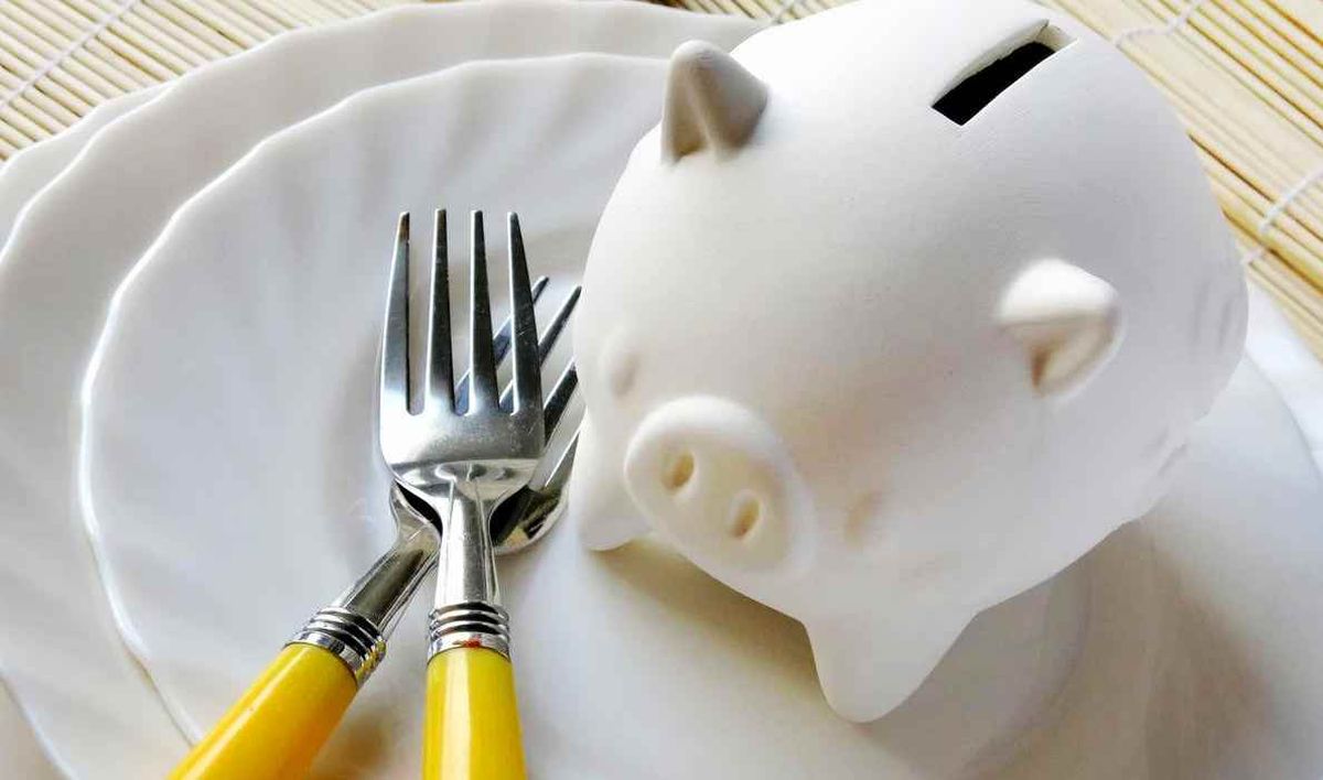 Congelar grandes cantidades de alimentos de temporada ahorra $2,000 por año.