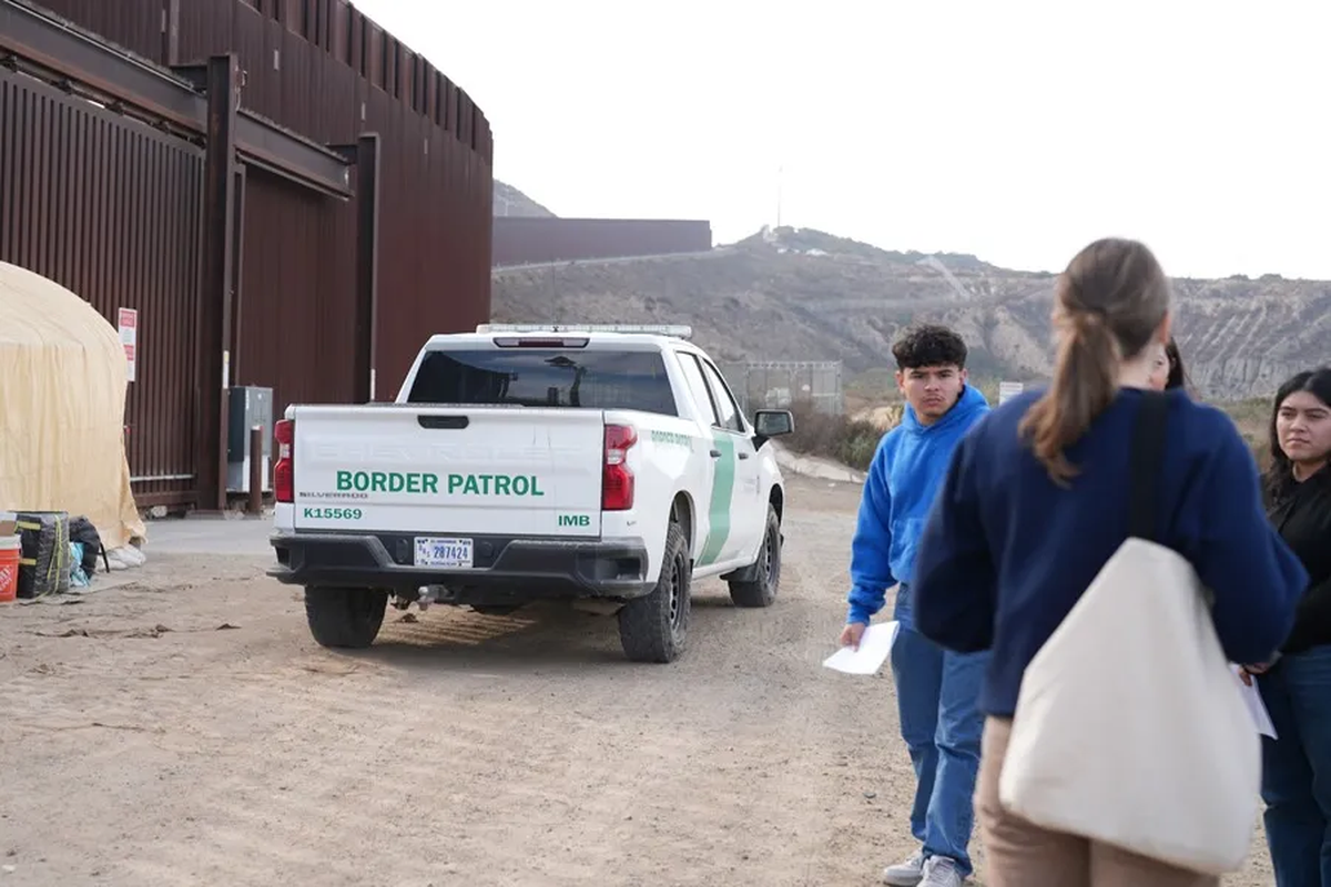 Una camioneta de la Patrulla Fronteriza vigila la frontera durante la celebración de la "Posada sin Fronteras", la tradición de escenificar el viaje a Belén este sábado, en la frontera de San Ysidro, en San Diego, California en Estados Unidos. Crédito: EFE/ Manuel Ocaño. Una camioneta de la Patrulla Fronteriza vigila la frontera durante la celebración de la "Posada sin Fronteras", la tradición de escenificar el viaje a Belén este sábado, en la frontera de San Ysidro, en San Diego, California en Estados Unidos. Crédito: EFE/ Manuel Ocaño.
