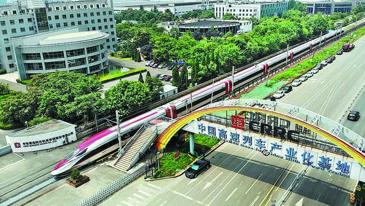 Un tren para la línea de alta velocidad Yakarta-Bandung espera ser enviado a la capital de Indonesia en la provincia de Shandong el 21 de agosto. LI ZIHENG / XINHUA