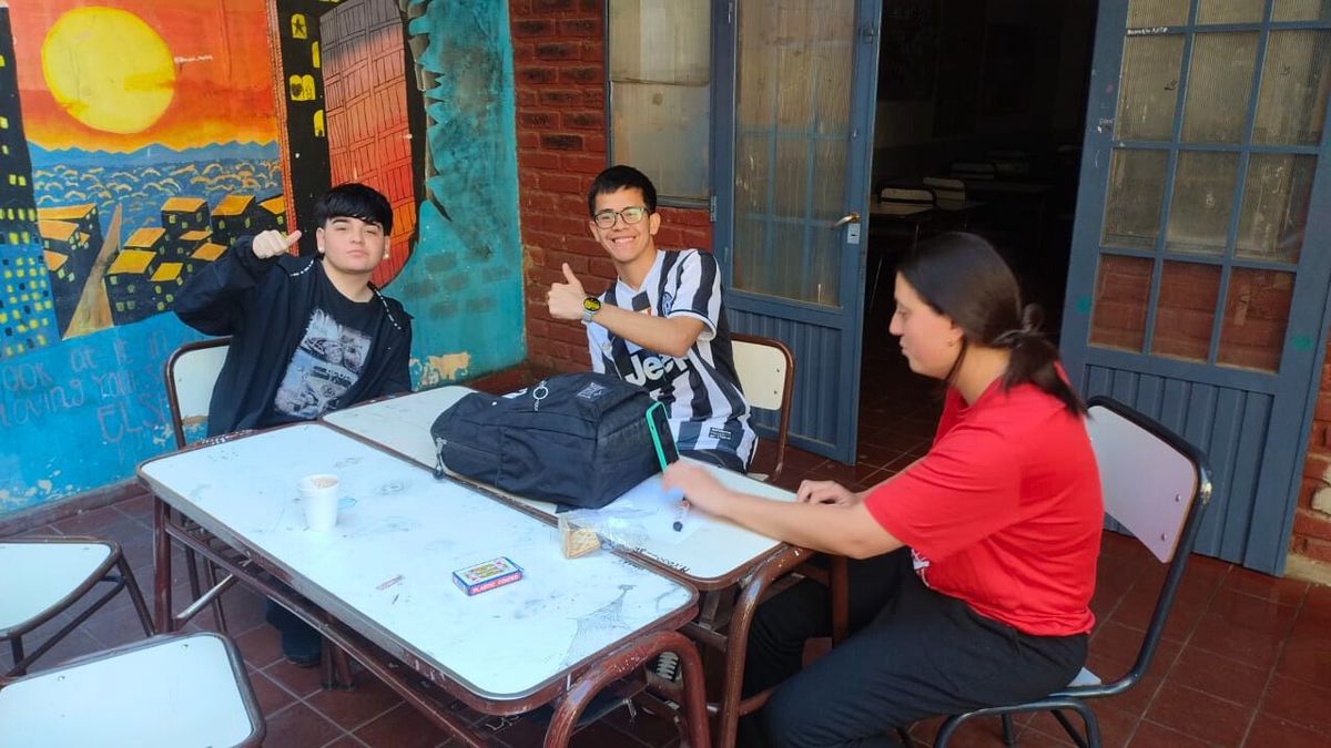 Misael Salas, en el centro, con algunos de sus compañeros. Es ejemplo en el CENS donde concurre, situado en Chile y Barcala. Misael Salas, en el centro, con algunos de sus compañeros. Es ejemplo en el CENS donde concurre, situado en Chile y Barcala.