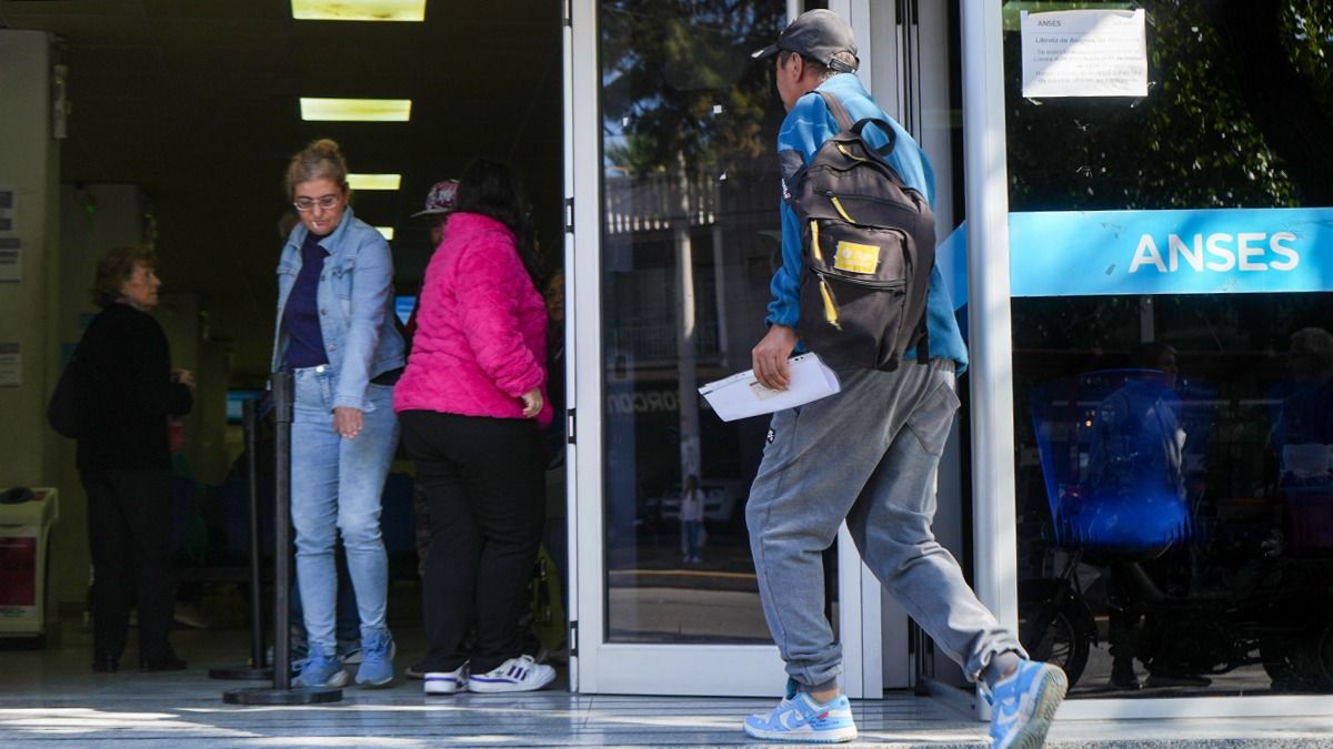 Calendario de pagos ANSES: quiénes cobran hoy martes 13 de mayo