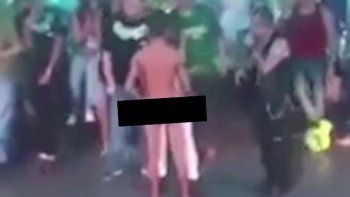 Video: cierran bar por concurso de sexo oral