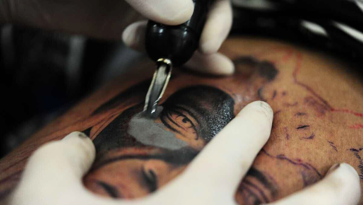 Hay una serie de consejos que puedes seguir para que no se desgaste tu tatuaje