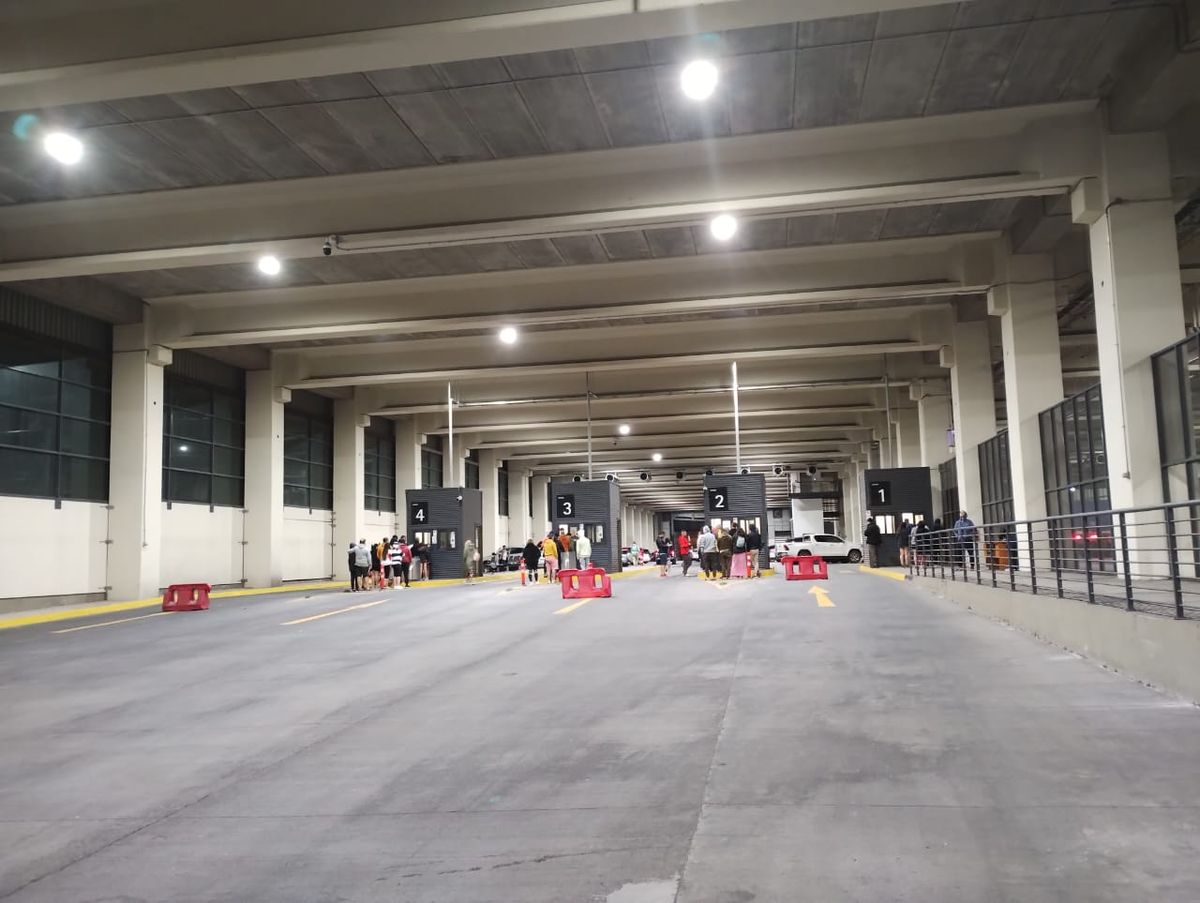 En esta imagen publicada en el Twitter del vocero del SICR, Osvaldo Valle, se puede ver que solo funcionan 4 casillas para realizar el trámite aduanero