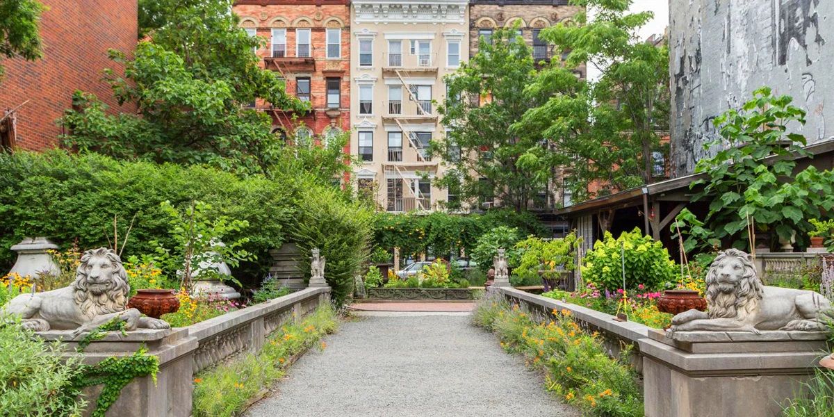 Visita Elizabeth Street Garden en Nueva York.