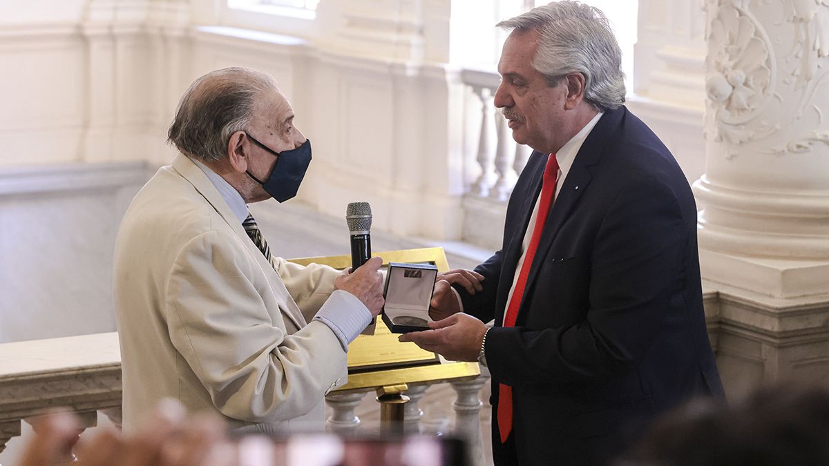 Alberto Fernández encabezó el tradicional brindis de fin de año con los acreditados de Casa Rosada y homenajeó al decano de la Sala de Periodistas, Roberto Di Sandro.