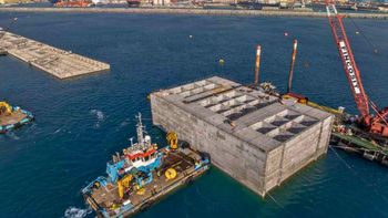 Italia arroja bloques gigantes de hormigón al Mediterráneo para recuperar lo que España le arrebató hace décadas Italia arroja bloques gigantes de hormigón al Mediterráneo para recuperar lo que España le arrebató hace décadas