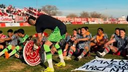El video muestra al periodista Luciano Carluccio, expone el eufórico festejo de Huracán Las Heras tras clasificar a la Zona Campeonato del Torneo Federal A.  Habla sobre el ”remo vikingo” liderado por el arquero Franco Agüero con un bombo, explica los orígenes noruegos de esta celebración popularizada por Erling Haaland. Finalmente, señala que el Globo parece haber encontrado su nuevo ritual de la suerte para lo que resta del torneo.