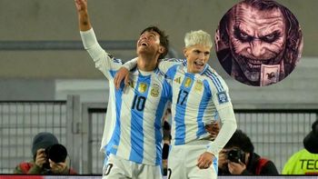 El delantero argentino que se quedó sin Mundial y sorprendió con un brutal tatuaje: es cine El delantero argentino que se quedó sin Mundial y sorprendió con un brutal tatuaje: es cine