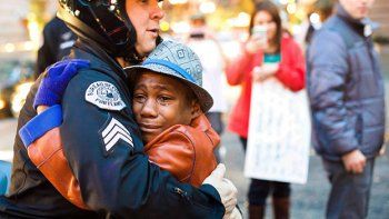 La historia del abrazo entre un policía blanco y un niño negro en Estados Unidos que dio la vuelta al mundo