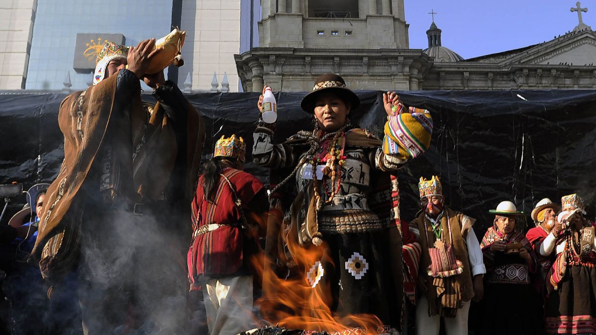 Amautas y sabios aborígenes realizaron un ceremnia andina y rogaron a la Pachamama por el buen distino del gobierno de Luis Arce, en el inicio de los actos de asunción presidencial.