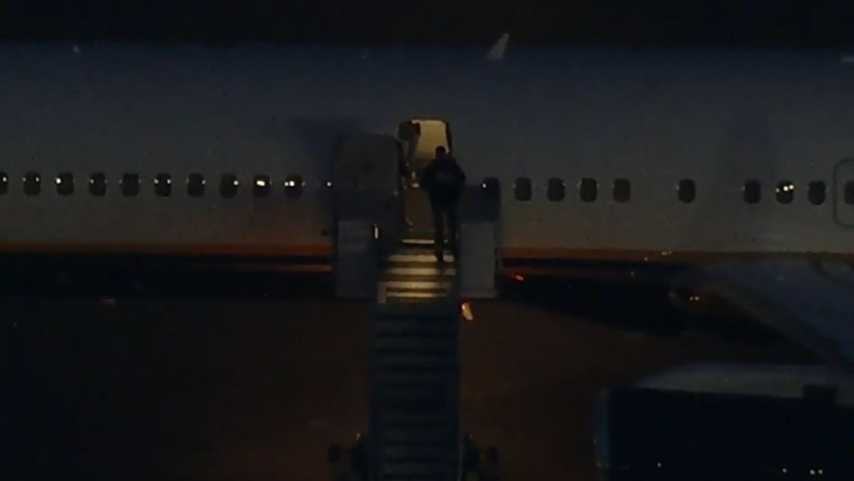 La imagen del dictador Nicolás Maduro llegando a Estados Unidos, tras su captura por los delitos de narcoterrorismo. La imagen del dictador Nicolás Maduro llegando a Estados Unidos, tras su captura por los delitos de narcoterrorismo.