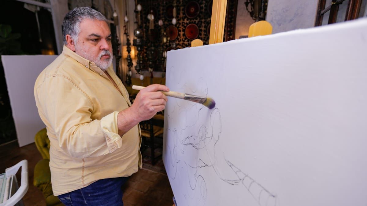 Pincel en mano, Roggerone puede pasar hasta 12 horas pintando en su atelier. Pincel en mano, Roggerone puede pasar hasta 12 horas pintando en su atelier.