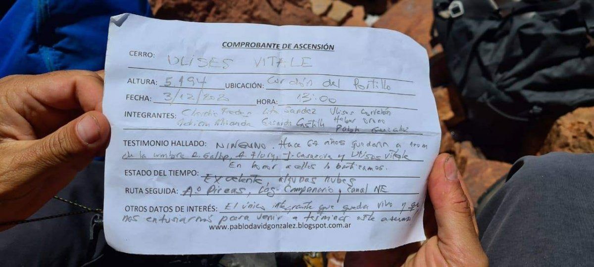 EL primer testimonio. La expedición dejó en la cumbre el primer testimonio del cerro que encontraron virgen en Tunuyán.