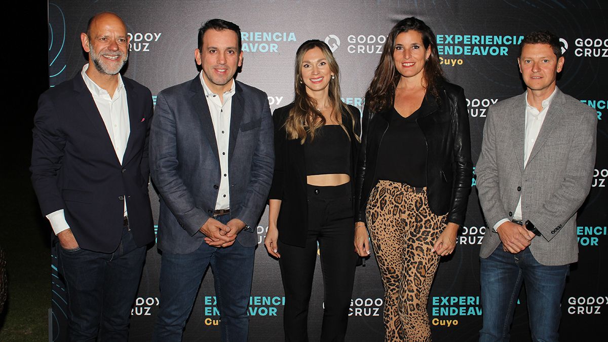 Luis Zambonini (presidente Endeavor Cuyo), Tadeo García Zalazar (intendente de Godoy Cruz), y María José Rubio Nanclares (directora ejecutiva Endeavor Cuyo), Julia Bearzi (directora ejecutiva - Endeavor Argentina) y Miguel Catalano (secretario de Innovación, Legal y Técnica Municipalidad de Godoy Cruz).