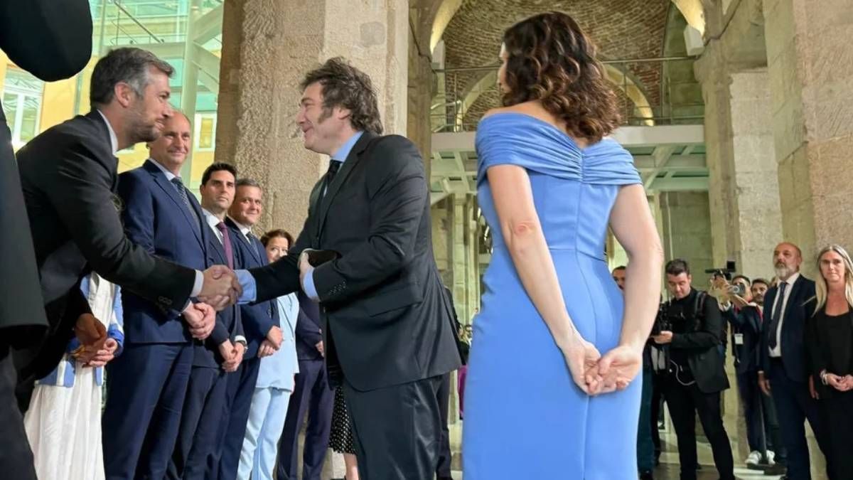 El acto protocolar para el recibimiento del presidente Javier Milei. Lo acompaña Isabel Díaz Ayuso, la presidenta de la Comunidad Madrileña. El acto protocolar para el recibimiento del presidente Javier Milei. Lo acompaña Isabel Díaz Ayuso, la presidenta de la Comunidad Madrileña.