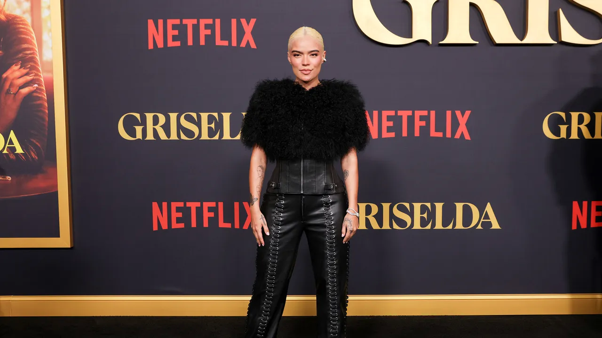 Platinada y con look total black ultra ceñido, Karol G paraliza el estreno de Griselda. Platinada y con look total black ultra ceñido, Karol G paraliza el estreno de Griselda.