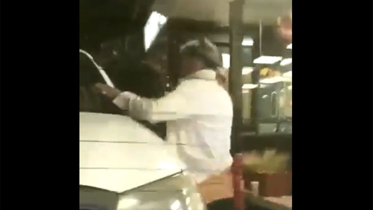 Captura de pantalla de la gresca que se armó en un Automac de Mendoza.