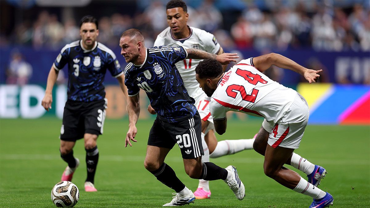 Alexis Mac Allister encabeza un ataque de la Selección argentina. Lo marca Reece James.