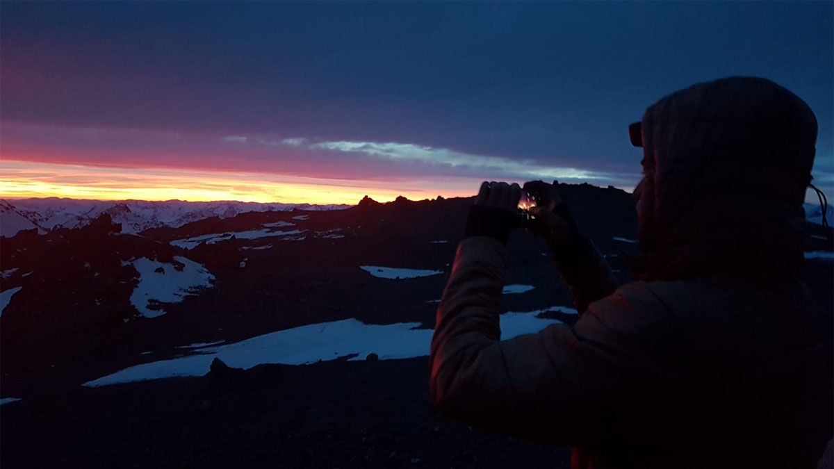 Los mendocinos disfrutaron de ver el atardecer desde Nido de Cóndores, a 5.500 metros de altura sobre el nivel del mar. Los mendocinos disfrutaron de ver el atardecer desde Nido de Cóndores, a 5.500 metros de altura sobre el nivel del mar.