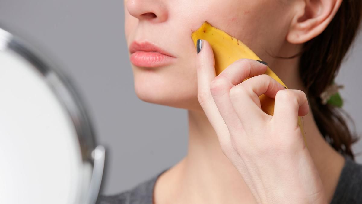 Cuáles son los beneficios de frotarse una cáscara de banana en el rostro, según expertos Cuáles son los beneficios de frotarse una cáscara de banana en el rostro, según expertos