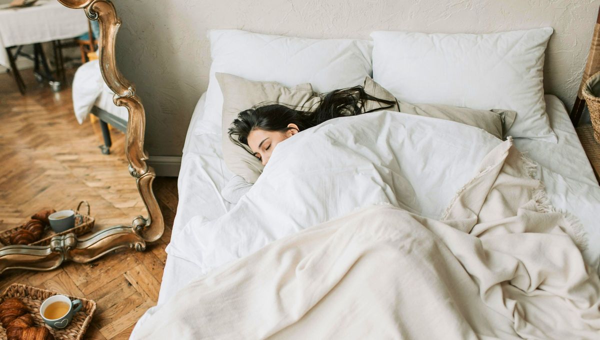 Qué significa dormir siempre del lado izquierdo de la cama, según la psicología que analiza el comportamiento