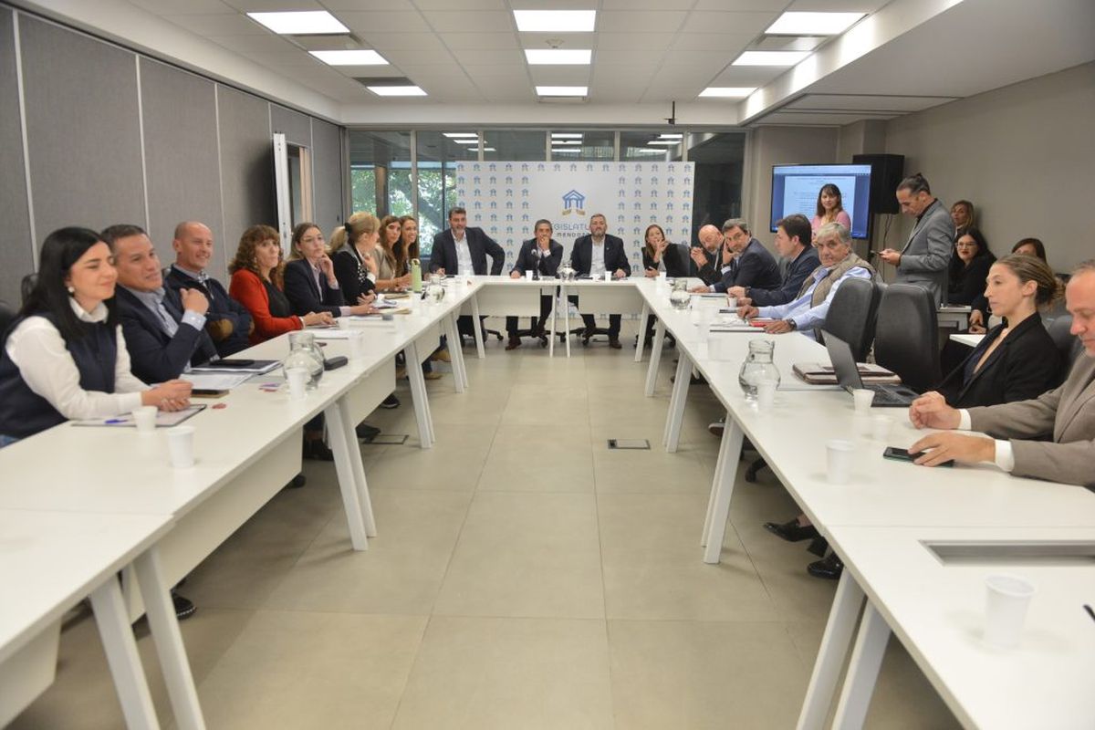 La comisión de LAC del Senado a pleno, recibió al subsecretario de Justicia de la provincia, Juan Carlos Jaliff y a la subsecretaria legal y técnica, Emilia Cabrera. El objetivo fue explicar el proyecto por el que se pretende regular la autonomía municipal. La comisión de LAC del Senado a pleno, recibió al subsecretario de Justicia de la provincia, Juan Carlos Jaliff y a la subsecretaria legal y técnica, Emilia Cabrera. El objetivo fue explicar el proyecto por el que se pretende regular la autonomía municipal.