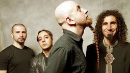 La Scaloneta los arruinó y hay cabaret: System of a Down tildó de mufa a Oasis por la eliminación de Inglaterra.