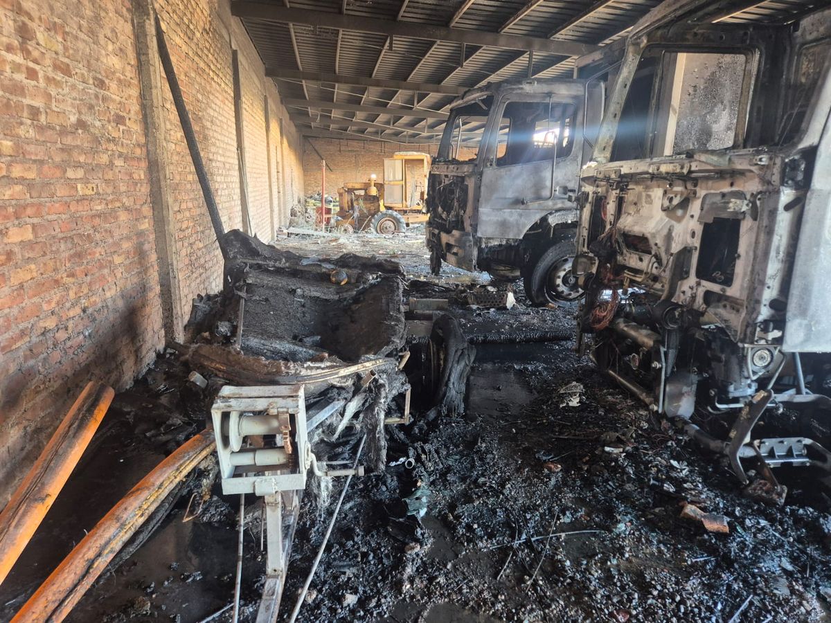 Carbonizados, así quedaron los camiones de recolección de basura de Lavalle, tras un incendio. Carbonizados, así quedaron los camiones de recolección de basura de Lavalle, tras un incendio.