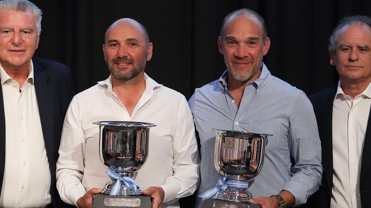 Los ganadores y los organizadores.