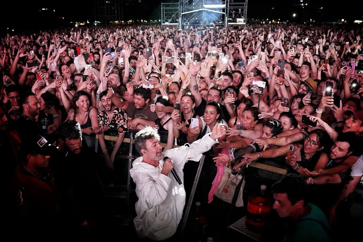 Adrián Dárgelos, cantante de Babasónicos interpretó buena parte del repertorio de Trinchera, su último disco. Adrián Dárgelos, cantante de Babasónicos interpretó buena parte del repertorio de Trinchera, su último disco.