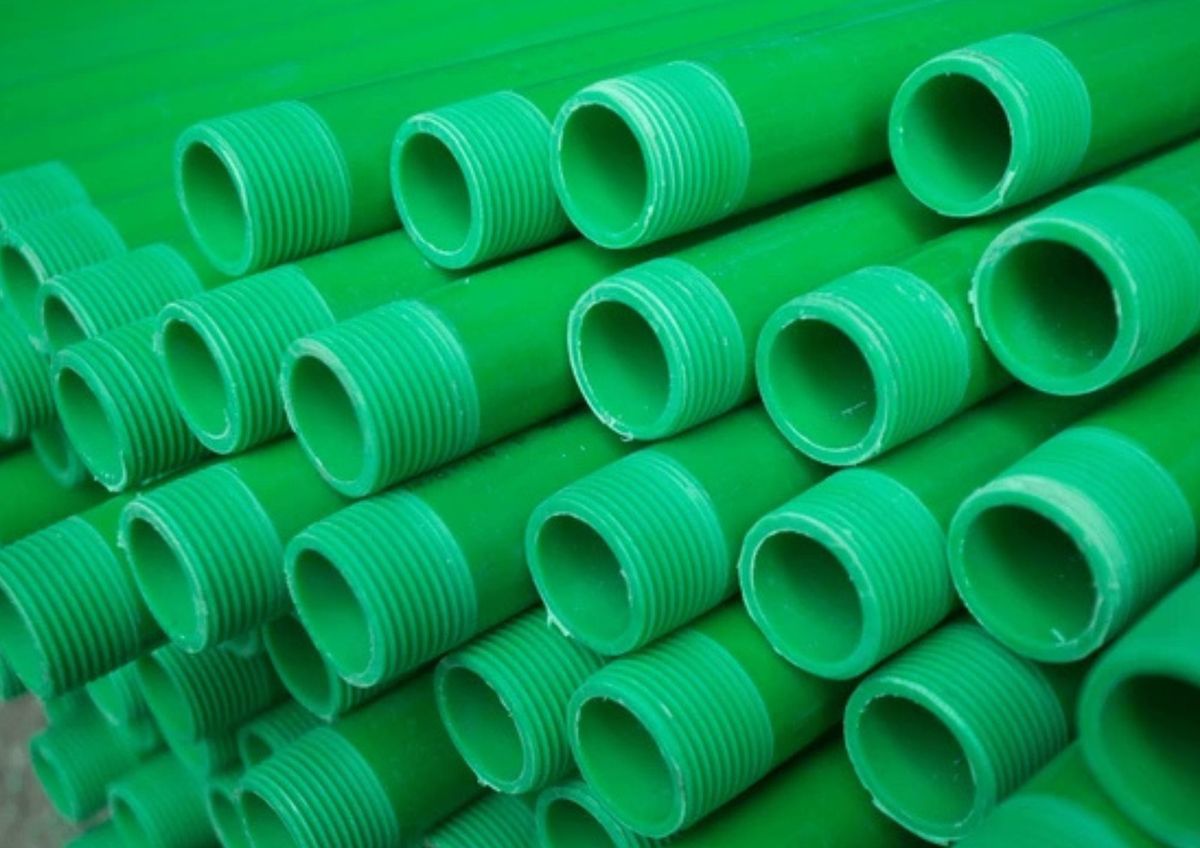 Los tubos de PVC están hechos de plástico de cloruro de polivinilo. Imagen de Freepik. Los tubos de PVC están hechos de plástico de cloruro de polivinilo. Imagen de Freepik.