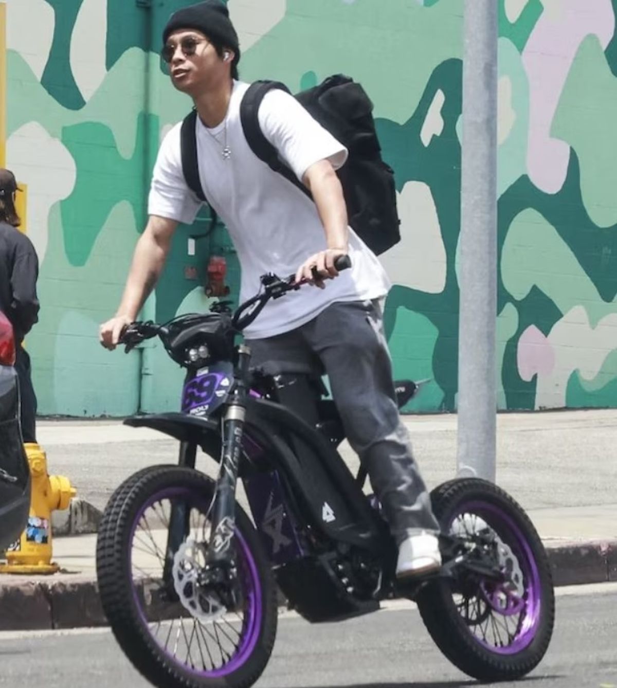 Pat Jolie-Pitt acostumbra a andar en bicicleta sin usar el casco por las calles de Los Ángeles. Pat Jolie-Pitt acostumbra a andar en bicicleta sin usar el casco por las calles de Los Ángeles. 