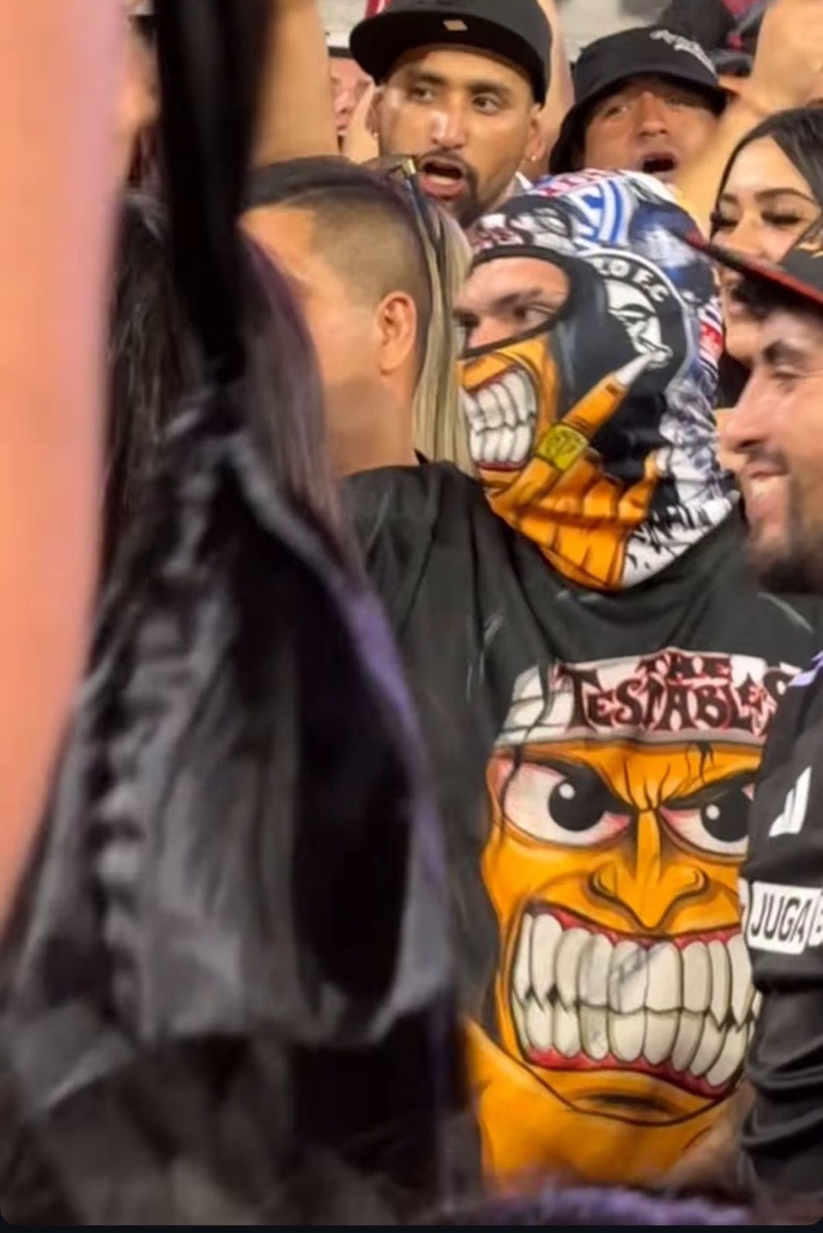 El futbolista de Boca, en medio de la barra brava. El futbolista de Boca, en medio de la barra brava.