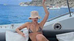 Emilia Mernes lleva mini vestido XS con ultra escotazo y paraliza las noches de Ibiza