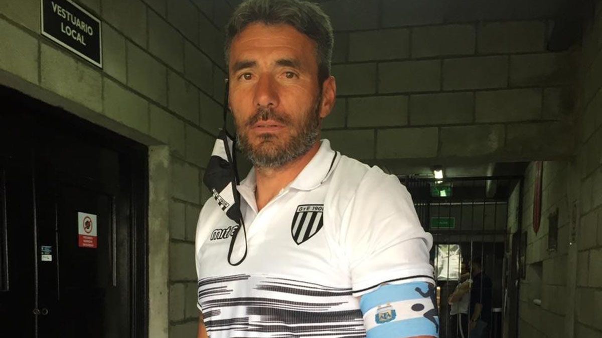 El DT de Gimnasia y Esgrima luce el brazalete negro previo a ingresar a la cancha.