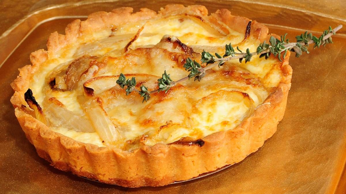 Recetas: cómo hacer una tarta riquísima de cebolla y queso.