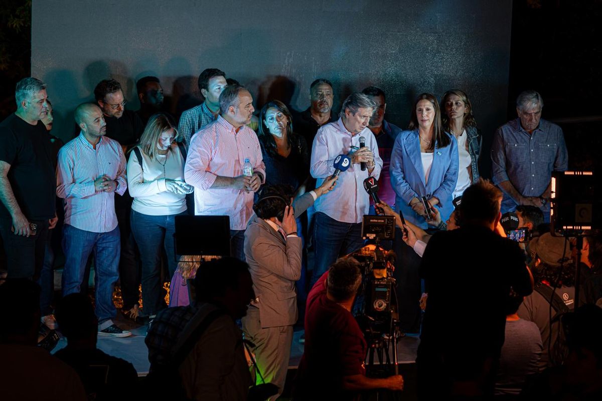 Las caras de los dirigentes del PJ mendocino, tras conocerse la dura derrota que sufrieron a manos de la alianza de La Libertad Avanza y Cambia Mendoza. Las caras de los dirigentes del PJ mendocino, tras conocerse la dura derrota que sufrieron a manos de la alianza de La Libertad Avanza y Cambia Mendoza.