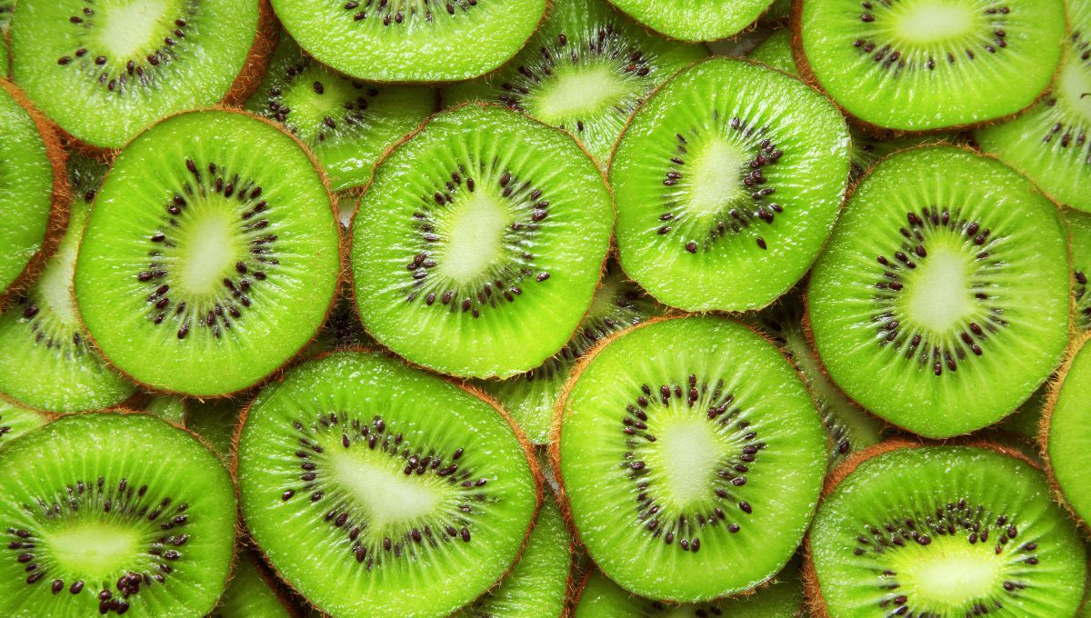 Kiwi, la fruta llena de colágeno que beneficia a la piel. Kiwi, la fruta llena de colágeno que beneficia a la piel. 