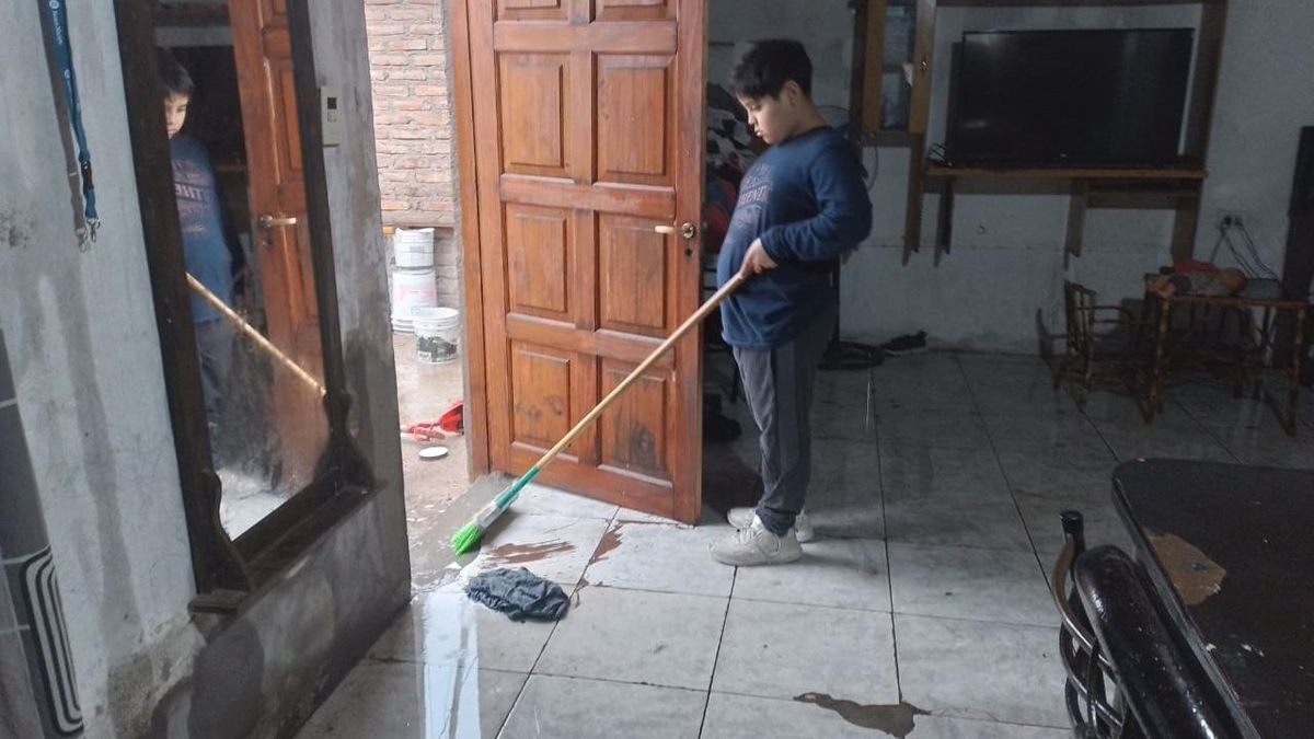 Patricio tiene autismo. Sus padres y tres hermanos fueron autoevacuados este domingo. Previamente, intentaron quitar agua del comedor. Patricio tiene autismo. Sus padres y tres hermanos fueron autoevacuados este domingo. Previamente, intentaron quitar agua del comedor.