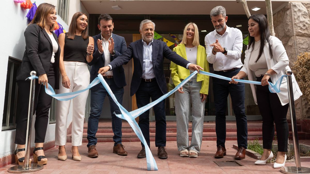Tadeo García Zalazar, Alfredo Cornejo, Agostina Saua y Ulpiano Suarez, entre otras autoridades durante el acto de inauguración del hogar. Tadeo García Zalazar, Alfredo Cornejo, Agostina Saua y Ulpiano Suarez, entre otras autoridades durante el acto de inauguración del hogar.